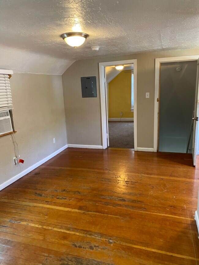 Building Photo - 347 800 E