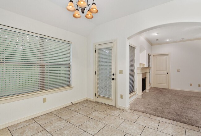 Building Photo - Charming 3-Bedroom Home with Fenced Back Y...