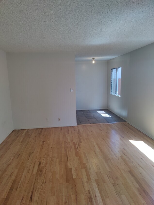 Living room view from entrance - 1424 Colby Ave