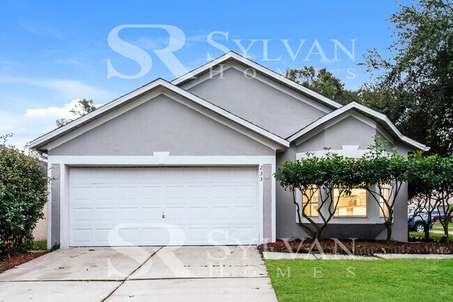 Building Photo - Feel welcome and comfortable in this charm...