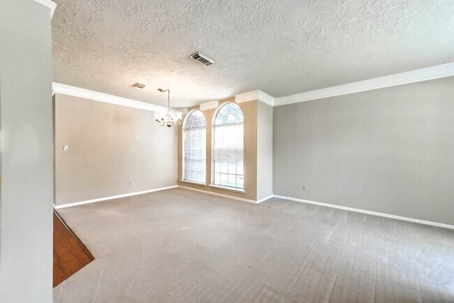 Foto del edificio - 15423 Evergreen Knoll Ln