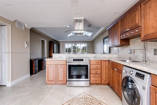Building Photo - 1040 Country Club Dr