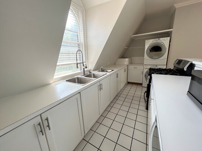 Kitchen w/ washer and dryer - 920 College Ave