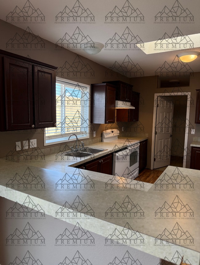 Building Photo - 4 Bed 2 Bath home in Dufur, Oregon!