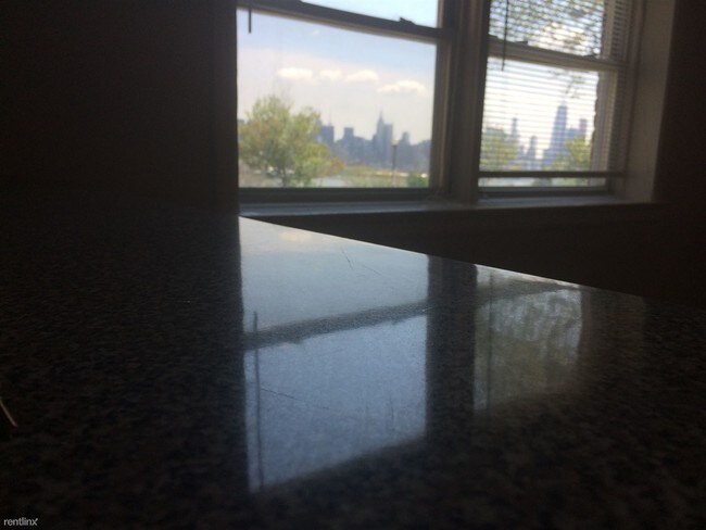Foto del edificio - 2 br, 1 bath  - 6200 blvd east apt