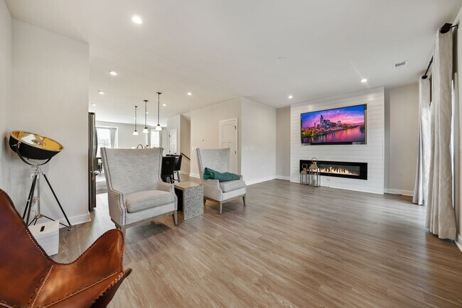 Foto del edificio - Gorgeous 4 Bedroom Townhome In Desirable W...