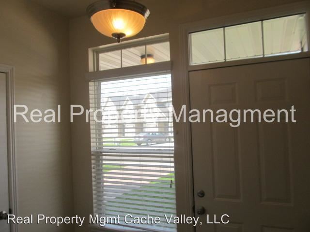 Building Photo - 226 Hidden Creek Dr