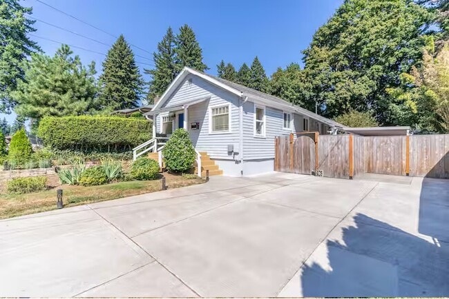 Building Photo - 1428 NE Adams St