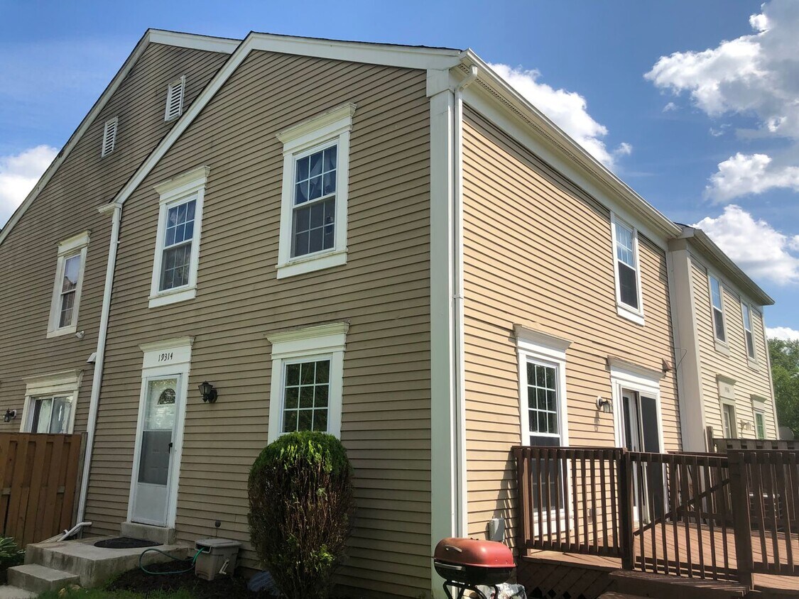 Foto del edificio - Beautiful 3 bedroom 2.5 bath townhome for rent!