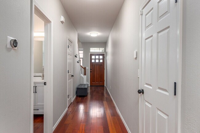 Foto del edificio - Spacious 4-bed Home with High Ceilings