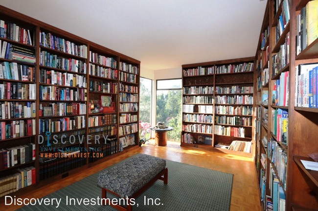Building Photo - 3 br, 2.5 bath House - 33 Castle Lane