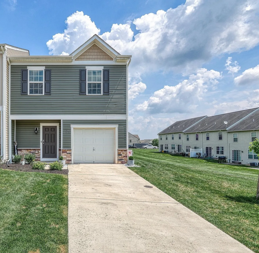 Primary Photo - Locust Run Townhouse-3 Bedroom 2.5 Bath Ga...