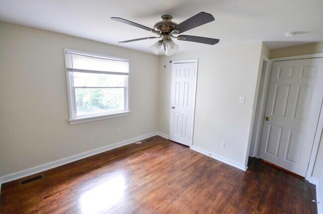 Building Photo - 2118 Parkwood Ave