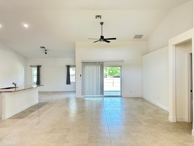 Building Photo - 404 Gregory St