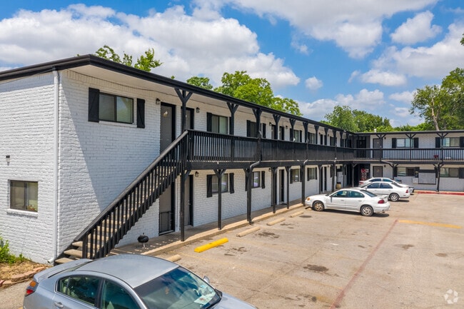 Building Photo - Oak Street Flats: Ranch Style Fully Remode...