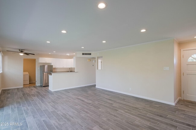 Foto del edificio - 1851 N 80th Pl