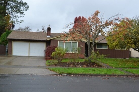 Primary Photo - Large 4 Bed 2 Bath home