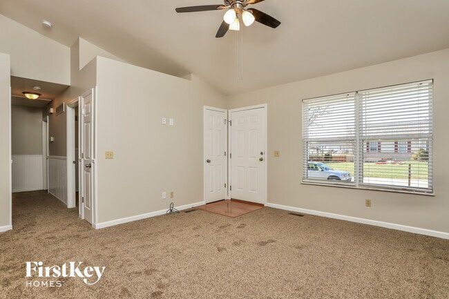Building Photo - 70 Fawn Oaks Dr