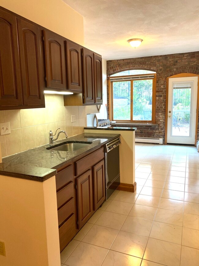 Building Photo - 67 Baldwin St