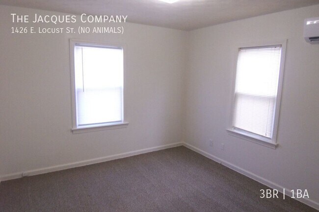 Building Photo - Feels Like New Inside 3 Bedroom 2 Living A...