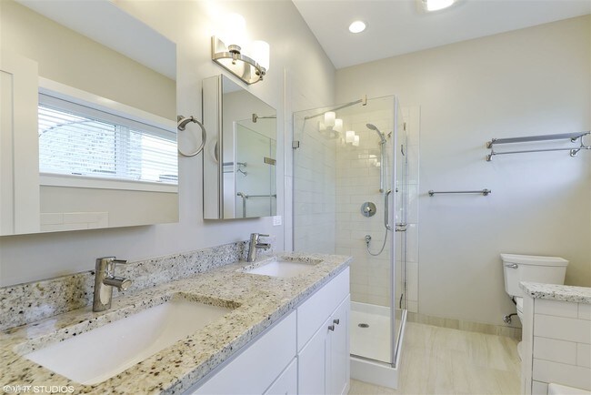 Building Photo - 493 Sheridan Rd