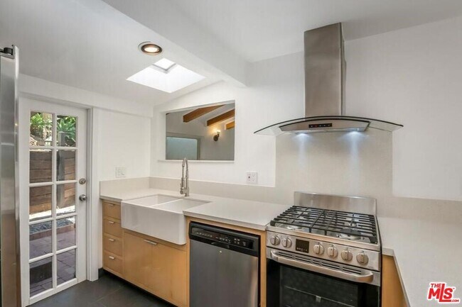 Foto del edificio - 2431 N Gower St