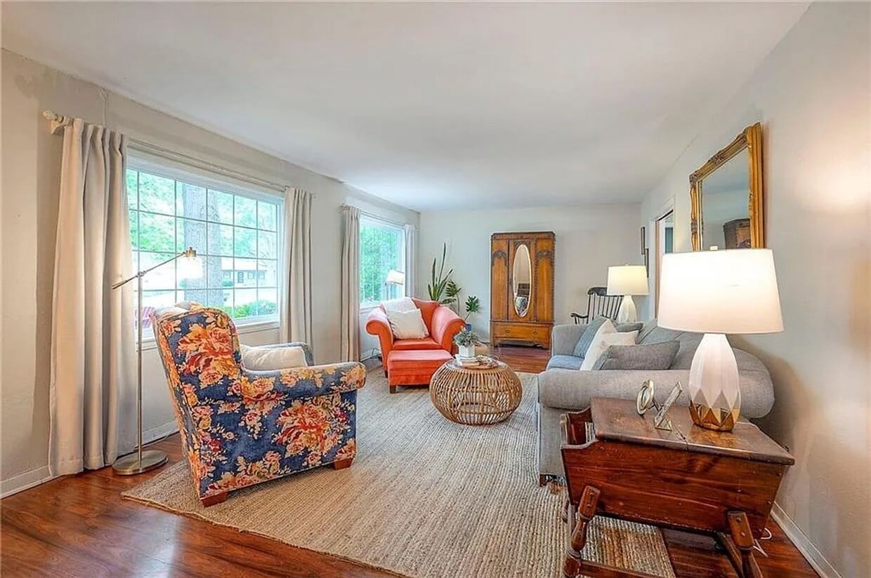 Primary Photo - Stunning 5 Bedroom House in Overland Park