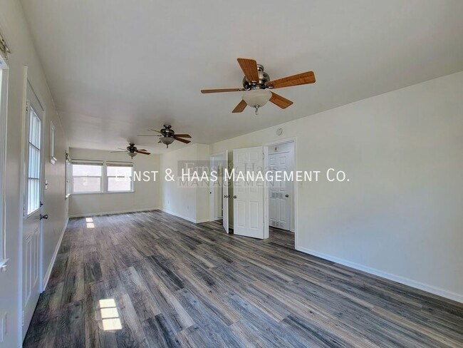 Building Photo - Charming 2 Bedroom Duplex Home with Recent...