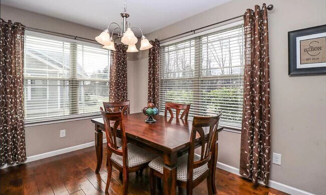 Comedor bien iluminado - 452 Bowers Rd