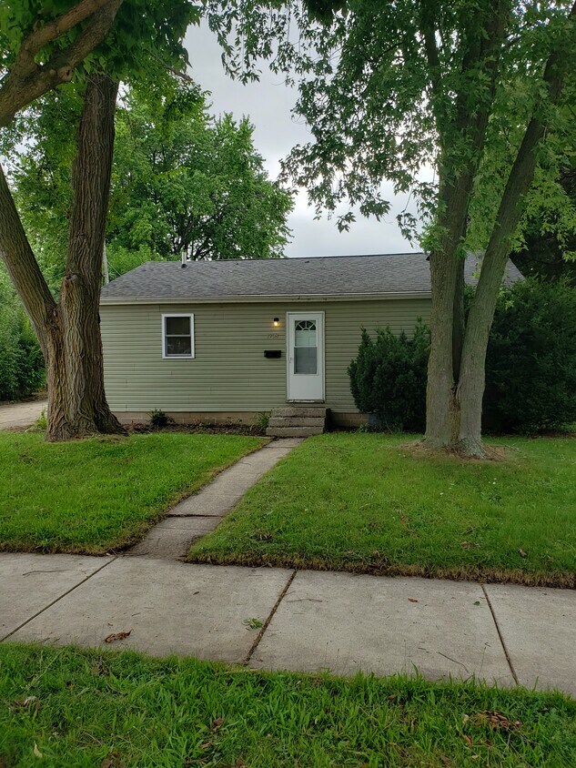 1758 Illinois St, Racine, WI 53405 House Rental in Racine, WI