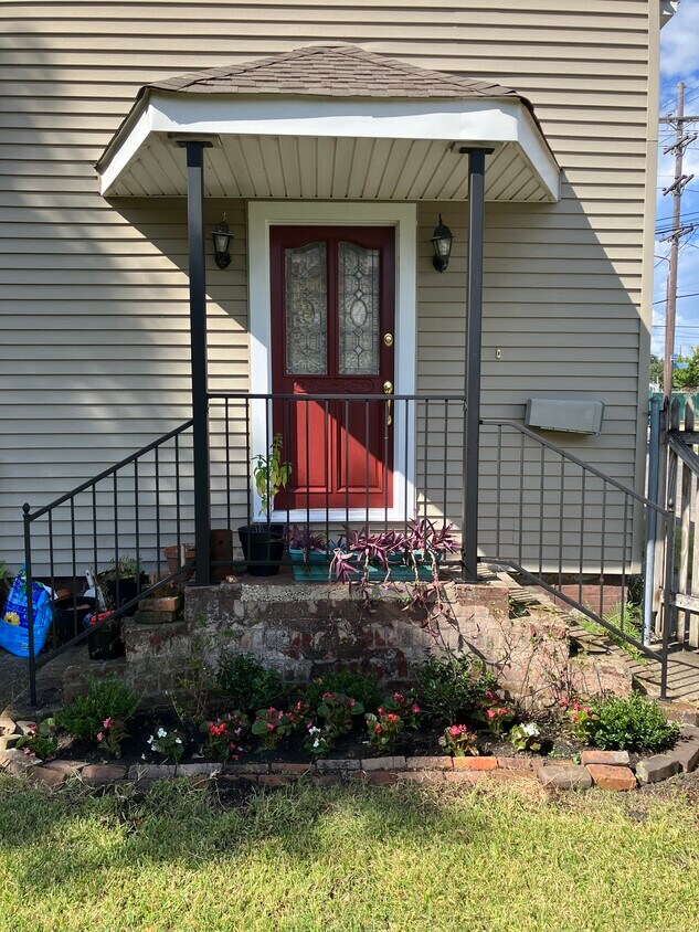 Enter your new home - 4636 S Saratoga St