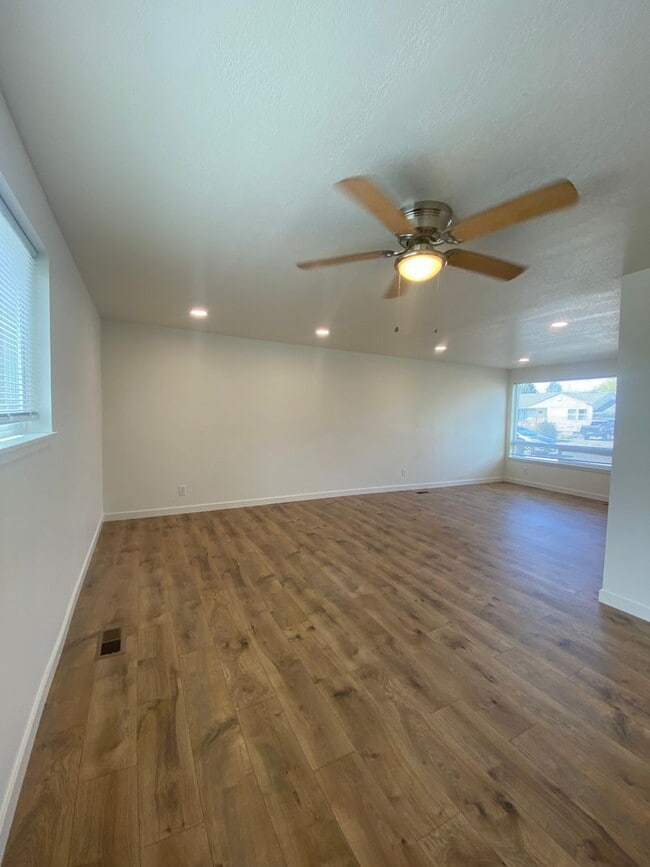Foto del edificio - ? Fully Remodeled 1 Bed / 1 Bath Home Near Franklin Park ?
