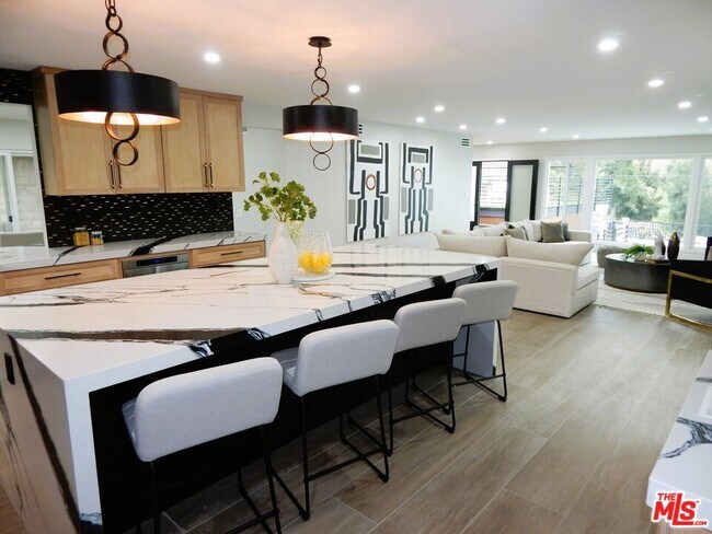 Building Photo - 1811 Blue Heights Dr