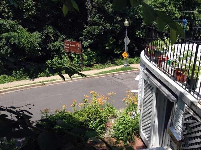 Vista desde Front Porch - 3451 17th St NW