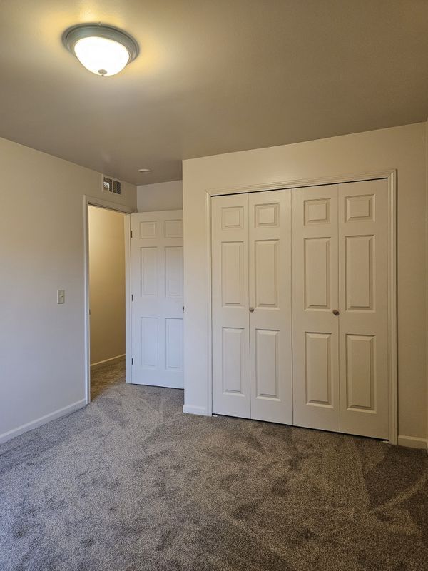 Foto del edificio - 29936 Utica Rd