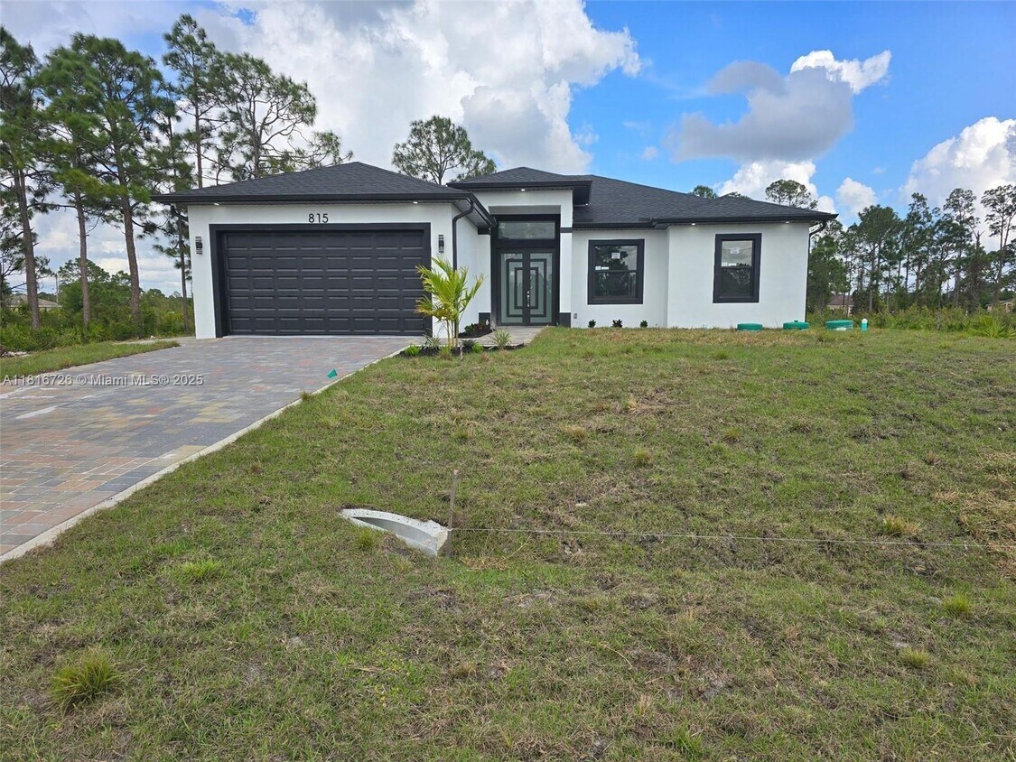 Foto principal - 815 Anaconda Ave S