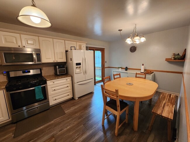 Building Photo - Beautiful 3-bedroom, 1.5-bathroom split-le...