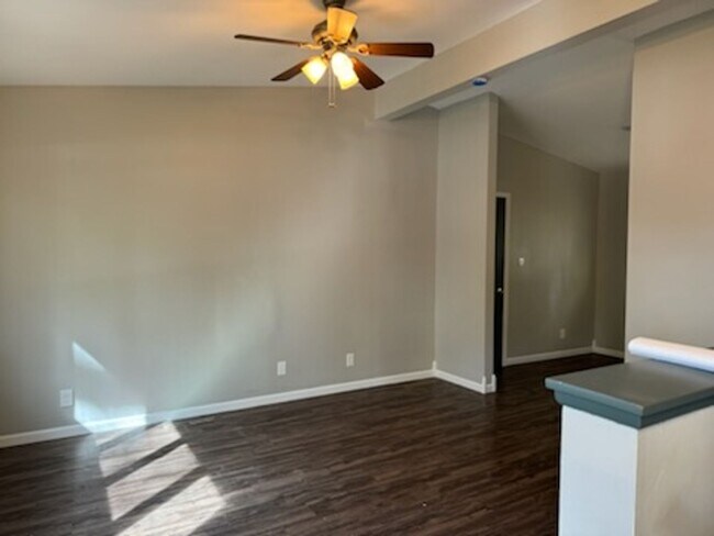 Foto del edificio - Schedule a Showing Today!!!