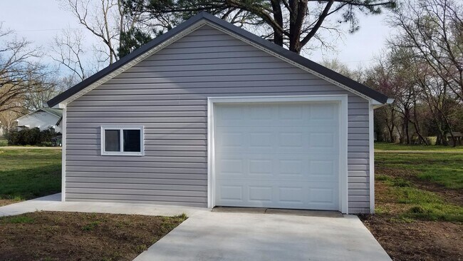 Building Photo - Newly remodeled 2 bedroom 1 bath with garage