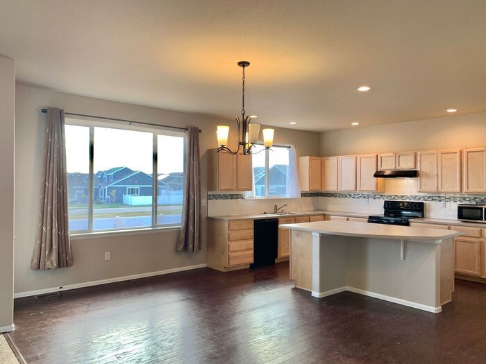 Foto principal - Beautiful 4 Bed/3 Bath West Greeley Home –...