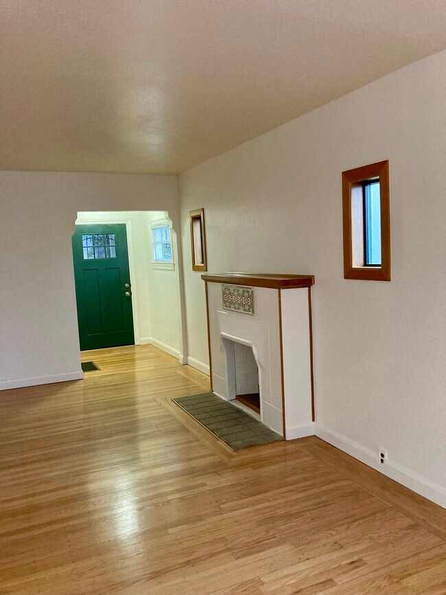 Building Photo - 3319 Madera Ave