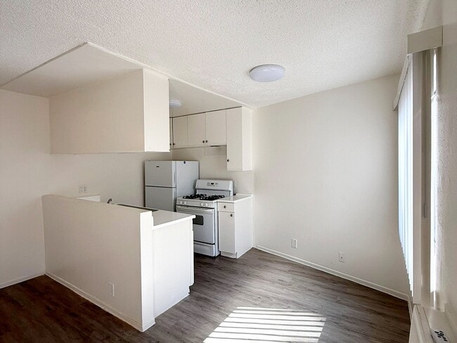 Building Photo - 4688 Huntington Dr S