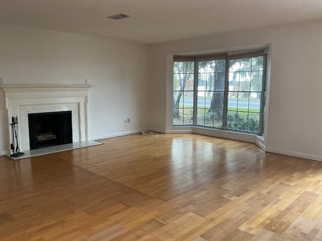 Foto del edificio - Lake Hollingsworth Area 3/2 – Updated & Move-In Ready