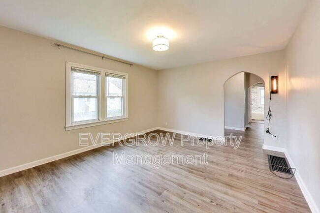 Photo - 1510 N Gladstone Ave Apartment