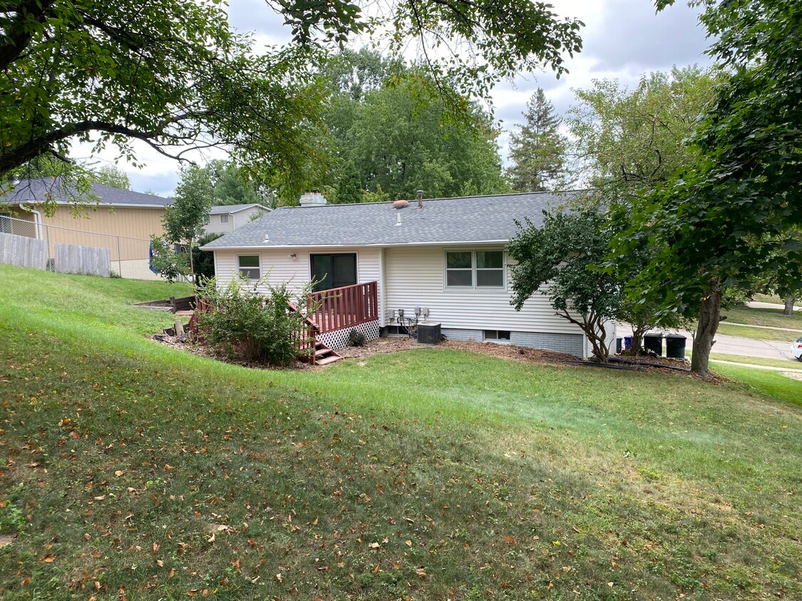 2117 Northgate Dr NE, Cedar Rapids, IA 52402 House Rental in Cedar
