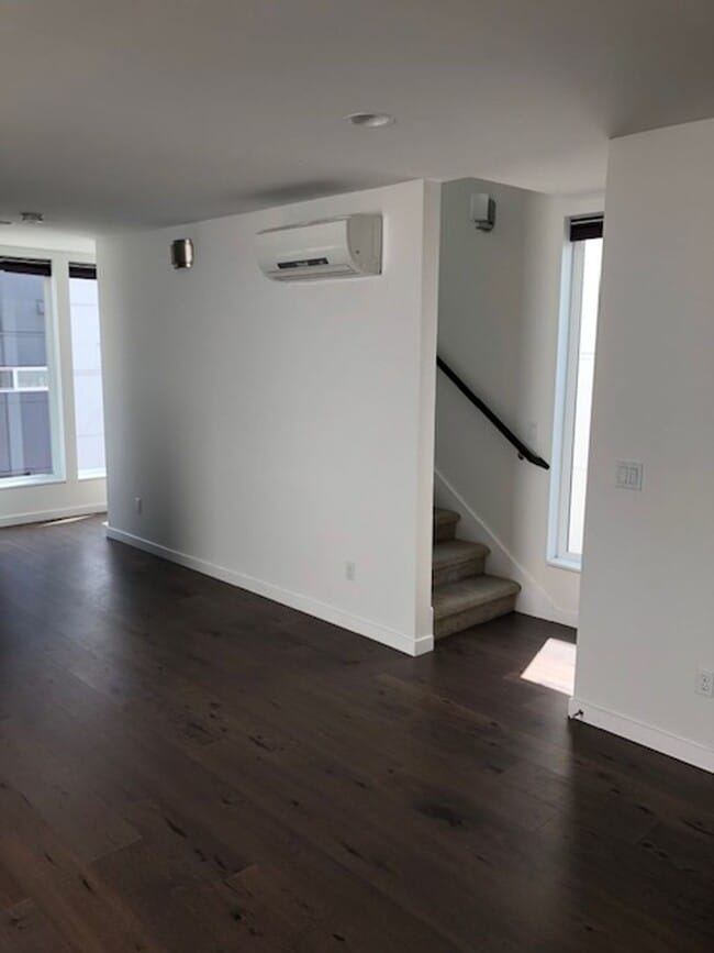 Building Photo - Leschi Townhome