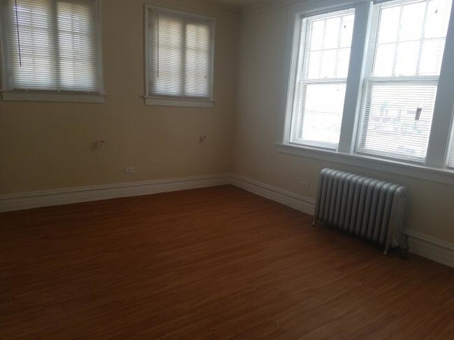 Building Photo - bedroom in Cicero IL 60804