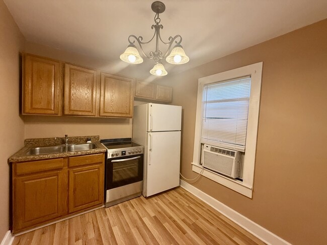 Building Photo - 321 W Allen St