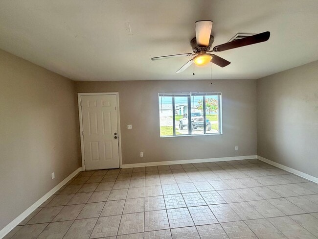 Building Photo - Updated 2 Bed / 1 Bath Duplex with Screened Lanai