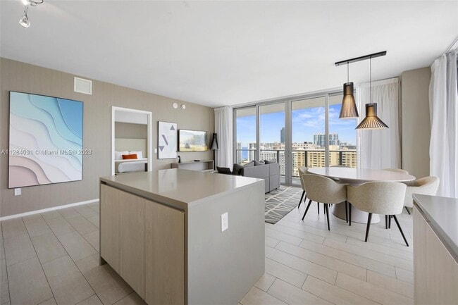 Building Photo - 4010 S Ocean Dr